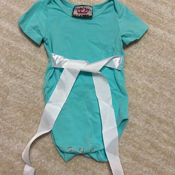 Royal Baby Gem Tiffany Blue outfit with bow and matching flowered hat! - Picture 4 of 8